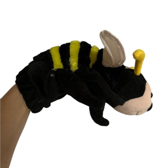 Bumblebee hand puppet - Picture 4 of 5